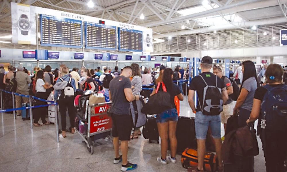 Κομισιόν: Να περνούν ελεύθερα τους ελέγχους οι εμβολιασμένοι ταξιδιώτες